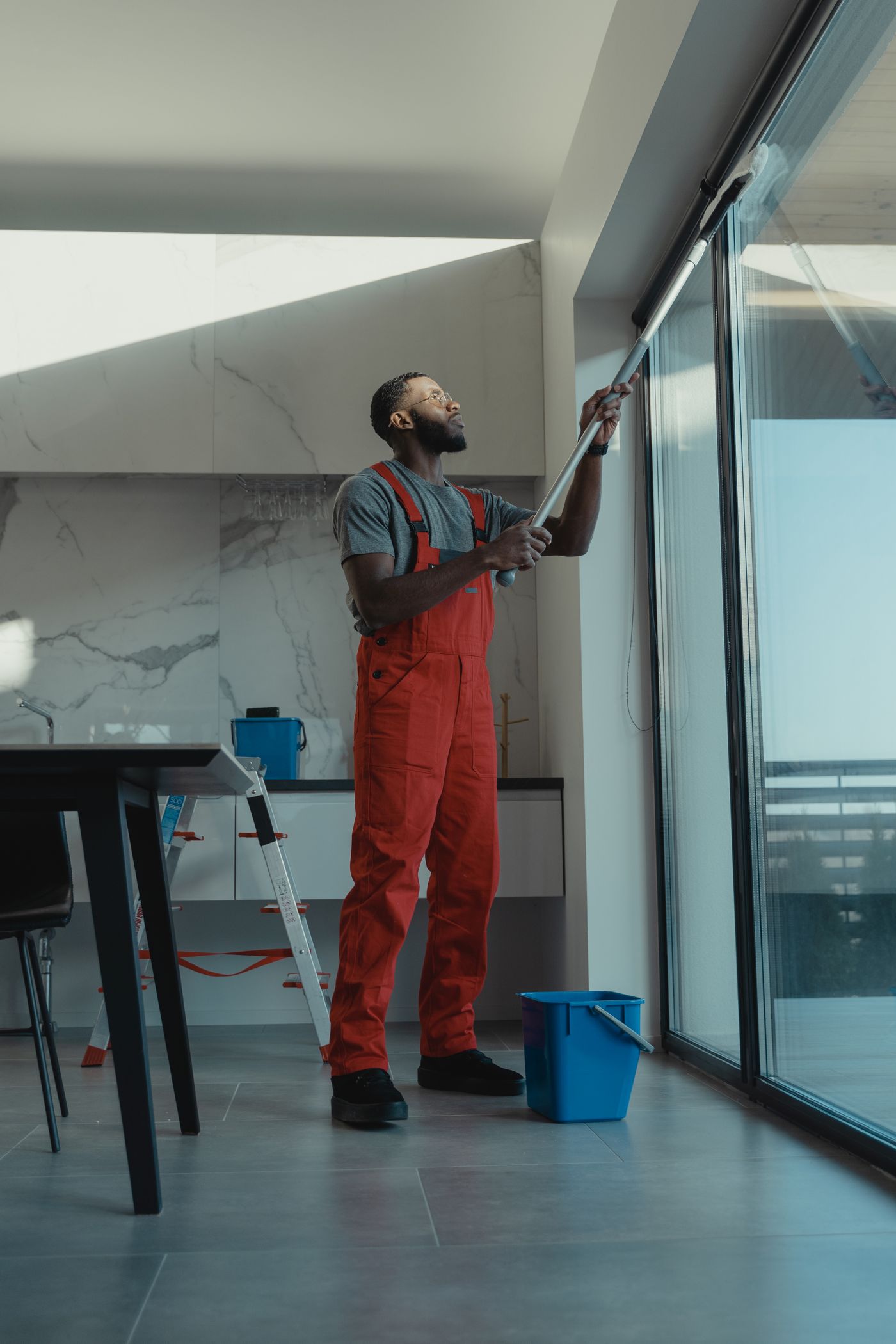 Glasreinigung an einer modernen Fensterfront