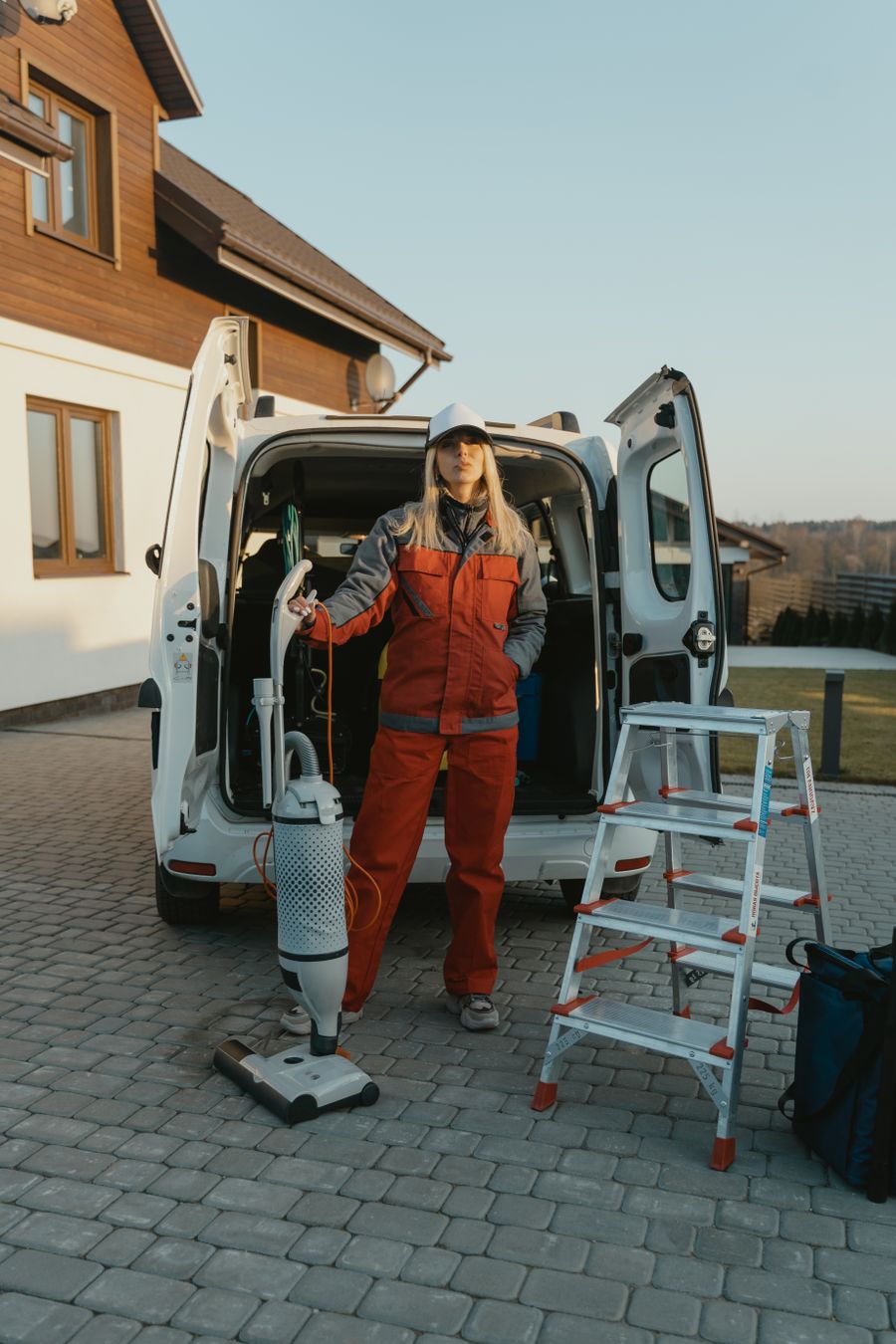 Team mit vollständiger Reinigungsausrüstung