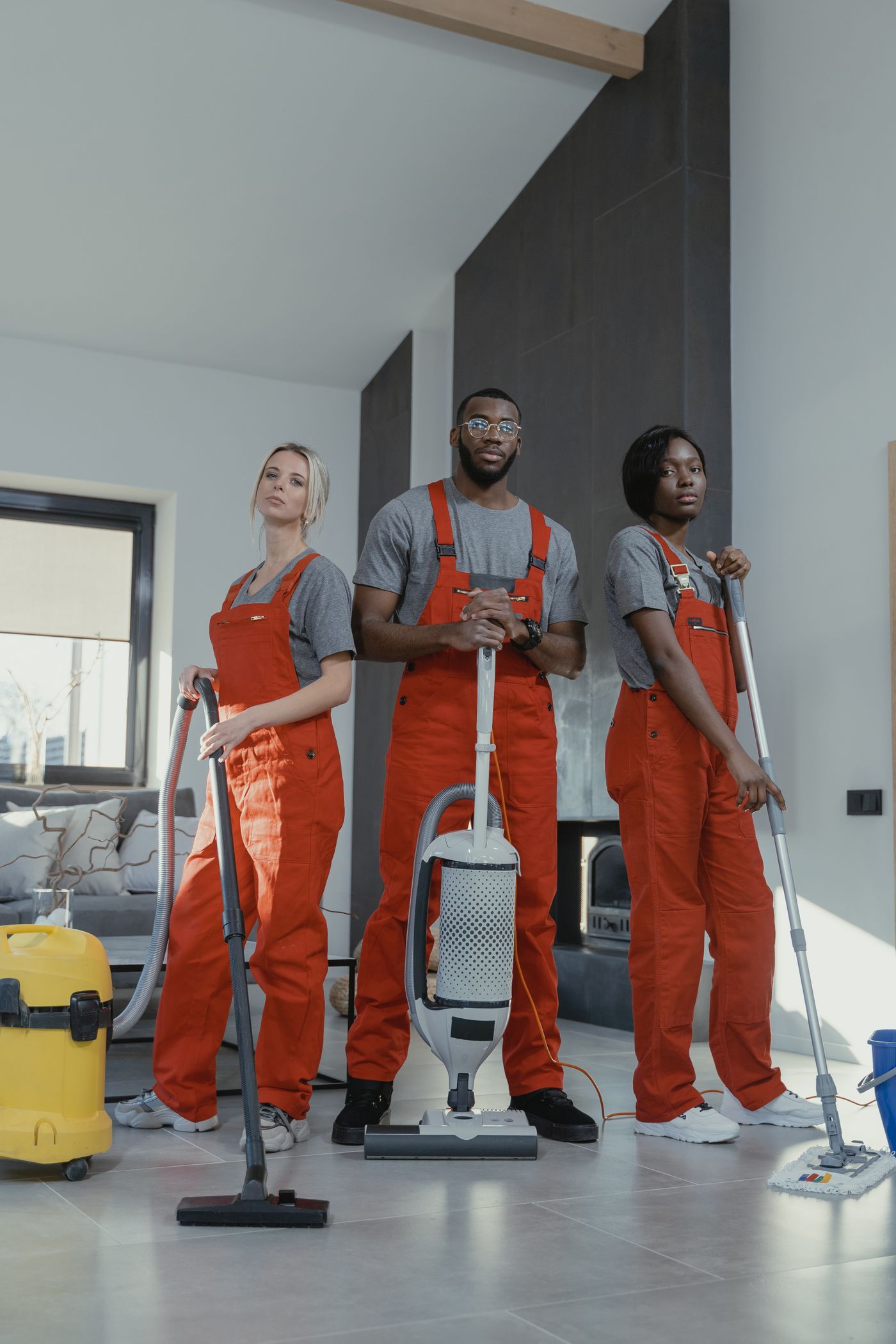 Reinigungsteam von Victorious Cleaning mit Ausrüstung